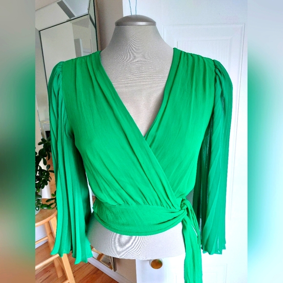 Alice + Olivia Tops - Alice + Olivia 100% Emerald Green Silk Wrap Shirt - Medium - Excellent Condition